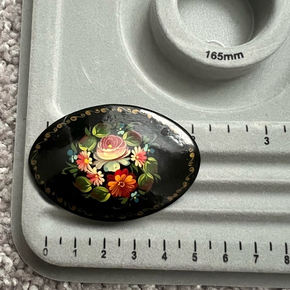 Russian Lacquer Brooch, Floral Painted Oval Brooch - Picture 3 of 5